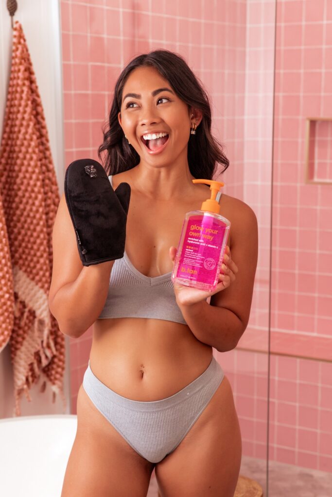 B.Tan – Glow your own way 437ml, Διαφανές Self tan gel κανονικής έντασης μαυρίσματος